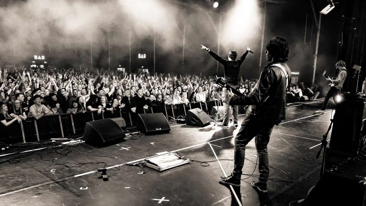 Imagem de The Clone Roses +Definitely Mightbe (Oasis Trib) +The James Experience