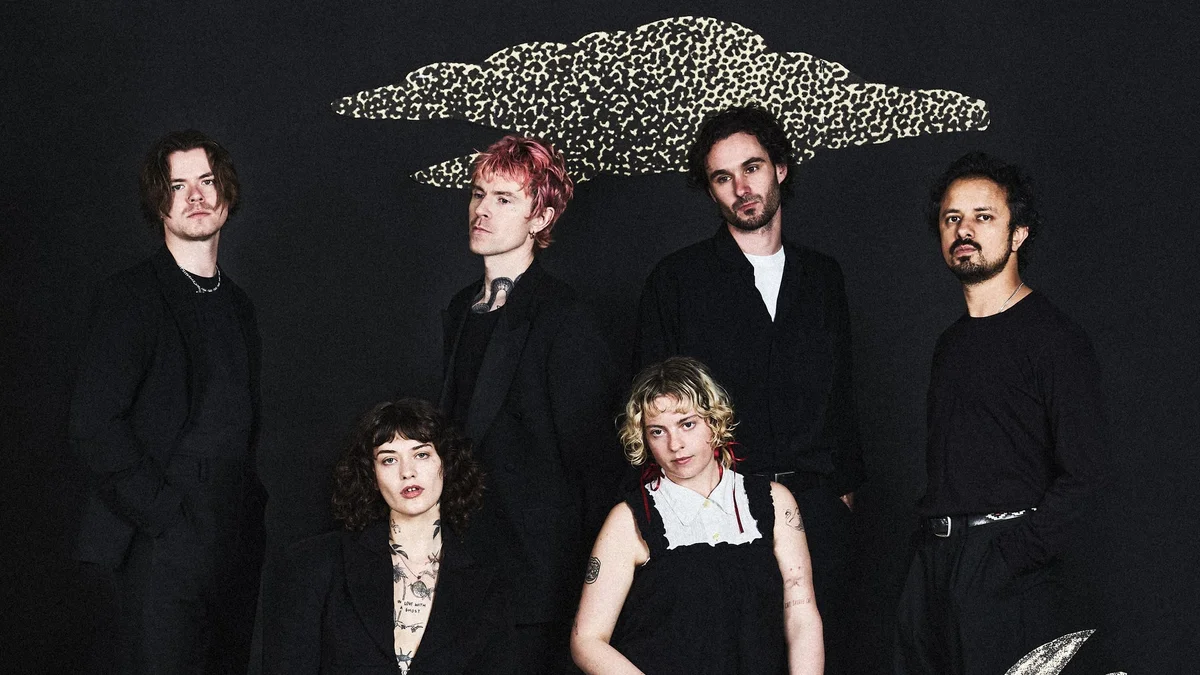 Imagem de Girl In The Year Above